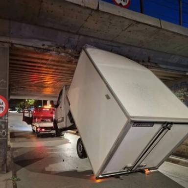 Απίστευτο σκηνικό στη Θεσσαλονίκη: Φορτηγό κόλλησε πάνω σε γερανοφόρο κάτω από τη γέφυρα!