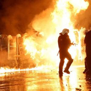 «Φλέγεται η Αλβανία: Χιλιάδες στους δρόμους, φωτιές και μάχη με την αστυνομία – Στο στόχαστρο ο Ράμα»