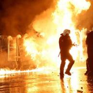«Φλέγεται η Αλβανία: Χιλιάδες στους δρόμους, φωτιές και μάχη με την αστυνομία – Στο στόχαστρο ο Ράμα»