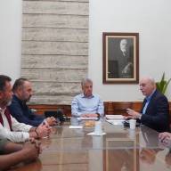 Συνάντηση της Επιτροπής και του Δημάρχου Βιάννου με τον Περιφερειάρχη Κρήτης για το θέμα της ακτογραμμής Καστρίου-Κερατόκαμπου και των καταστημάτων της περιοχής