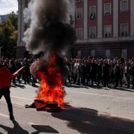 Τίρανα: Επεισόδια και φωτιές στις διαδηλώσεις κατά Ράμα